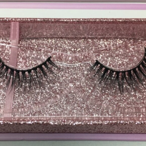 Lashaholic Luxury Lashes - Picture 3 of 3